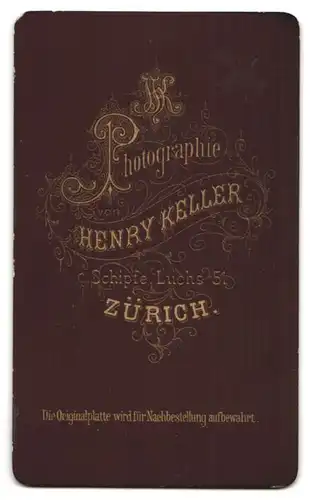 Fotografie Henry Keller, Schimpfe-Zürich, Junger Mann auf Stuhl lehnend