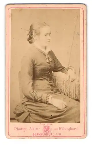Fotografie W. Burghardt, Blankenburg, Junges Mädchen in kariertem Kleid