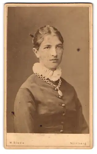 Fotografie W. Biede, Nürnberg, Lauferthorgraben 21, Junge Frau mit auffälliger Medaillonhalskette