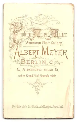 Fotografie Albert Meyer, Berlin, Alexanderstrasse 45, Junger Mann adrett gekleidet