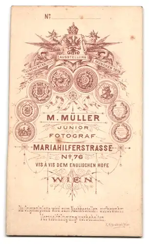 Fotografie Moritz Müller Jun., Wien, Mariahilferstrasse 76, Hübsche Dame im imposanten Kleid