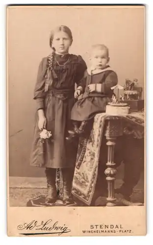 Fotografie Ad. Ludwig, Stendal, Winckelmanns-Platz, Junges Mädchen mit Bruder im Matrosenanzug