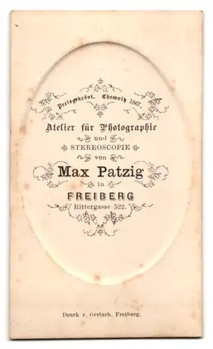 Fotografie Max Patzig, Freiberg, Rittergasse 522, Bursche mit Oberlippenbart und Fönfrisur