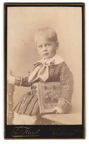 Fotografie Th. Jacob, Stuttgart, Kleiner Junge mit karierter Jacke und Buch