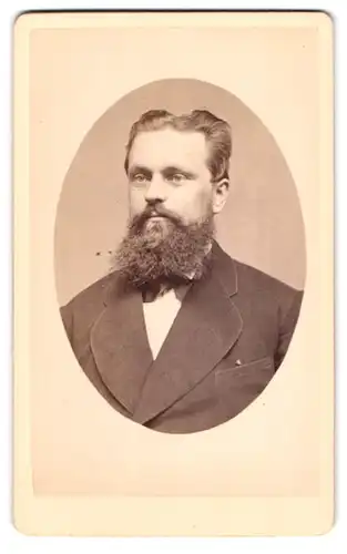 Fotografie Chr. Beitz, Arnstadt, Mann in Anzug mit Vollbart