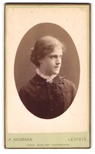 Fotografie A. Naumann, Leipzig, Dorotheen-Str. 12, Junge Frau in adretter Kleidung