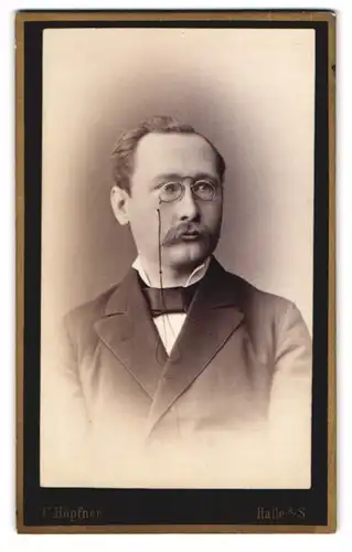 Fotografie C. Höpfner, Halle a. S., Poststr. 13, Mann in Anzug mit Brille und Schnäuzer