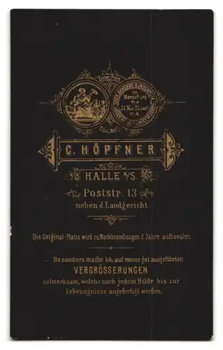 Fotografie C. Höpfner, Halle a. S., Poststr. 13, Mann in Anzug mit Brille und Schnäuzer