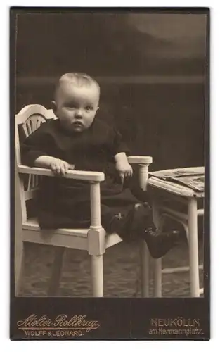 Fotografie Wolff & Leonard, Berlin, Hermannplatz, Kleines Kind sitzt auf einem Stuhl