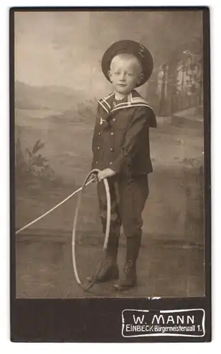 Fotografie W. Nann, Einbeck, Bürgermeisterwall 1, Kleiner Junge mit einem Holzreifen