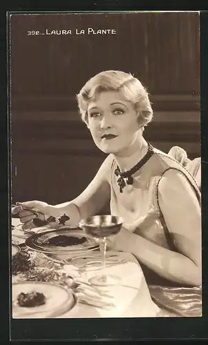 AK Schauspielerin Laura la Plante beim Essen
