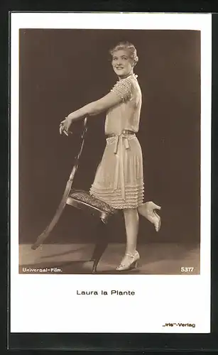 AK Schauspielerin Laura la Plante mit einem Stuhl