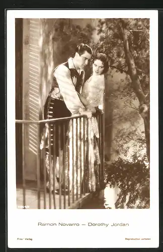 AK Schauspieler Ramon Novarro und Schauspielerin Dorothy Jordan auf dem Balkon