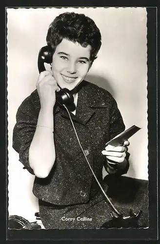 AK Schauspielerin Corny Collins am Telefon