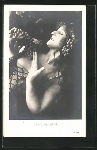 AK Schauspielerin Ursel Neumann mit Weintrauben