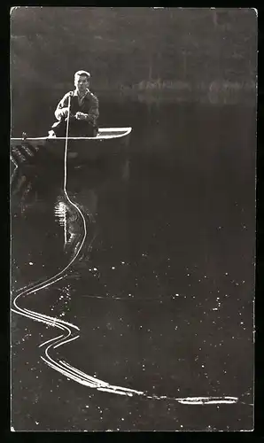Fotografie Angler - Fliegenfischer in einem Ruderboot sitzend