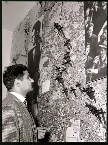 Archiv-Fotografie unbekannter Fotograf, Ansicht Berlin, Bernauer Strasse, Landkarte mit den Mauertoten in einer Wohnung