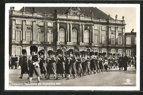 AK Kobenhavn, Vagtparaden paa Amalienborg Slot