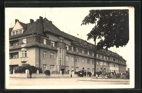 AK Uh. Hradiste, Strassenpartie mit Wohnblock