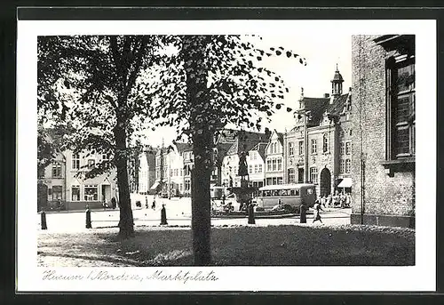 AK Husum /Nordsee, Marktplatz mit Geschäften und Brunnen