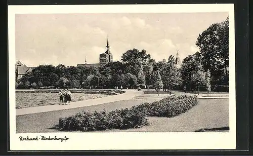 AK Stralsund, Spaziergänger am Hindenburgufer