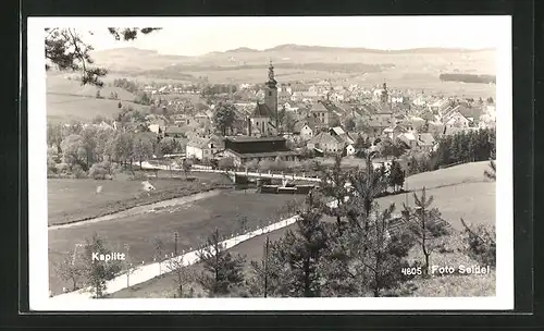 AK Kaplitz /Kaplice, Ortsansicht mit Scheune und Kirche