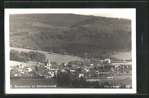 AK Deutsch-Beneschau, Ortsansicht gegen Waldlanschaft