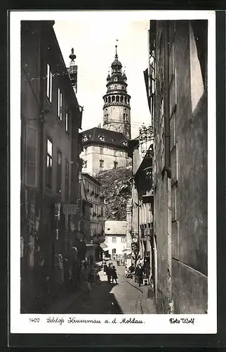 AK Krumau / Cesky Krumlov, Strassenpartie mit Schloss Krummau