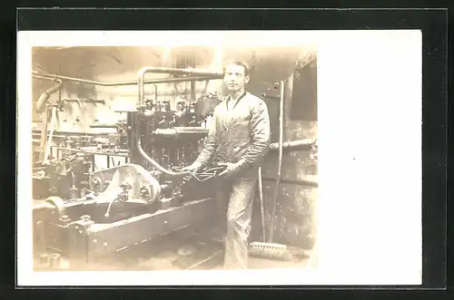 Foto-AK Fabrikarbeiter neben einer Maschinen