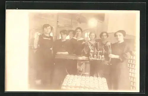 Foto-AK Fabrikarbeiterinnen mit einer Maschine