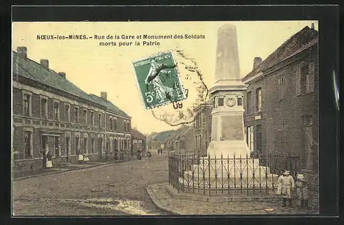 AK Noeux-les-Mines, Rue de la Gare et Monument des Soldats morts pour la Patrie