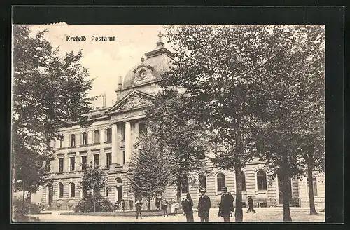 AK Krefeld, Passanten vor dem Postamt