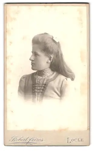 Fotografie Robert Freres, Le Locle, Portrait Dame im Kleid mit Haarband