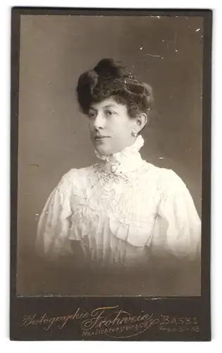 Fotografie Frohwein, Basel, Freiestr. 45, Portrait Dame im weissen Kleid mit Ohring