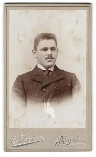 Fotografie C. Locher, Arbon, Portrait Herr mit Schnurrbart im Anzug