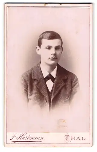 Fotografie J. Hartmann, Thal, Portrait junger Mann im Anzug