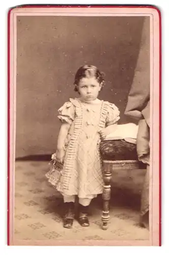 Fotografie F. Stephan, Winterthur, Portrait kleines Mädchen im Kleid