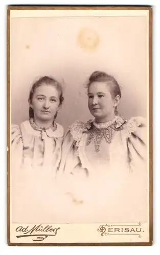 Fotografie Ad. Müller, Herisau, Portrait von zwei jungen Damen in weissen Kleidern