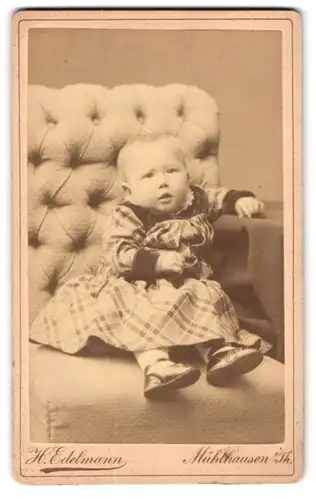 Fotografie H. Edelmann, Mühlhausen i. Th., Kiliansgraben 77d, Portrait Baby im Kleid auf Lehnstuhl