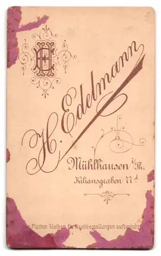 Fotografie H. Edelmann, Mühlhausen i. Th., Kiliansgraben 77d, Portrait Baby im Kleid auf Lehnstuhl