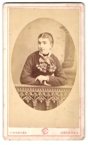 Fotografie Charles, Orleans, Rue Bannier 90, Portrait junge Dame im Kleid mit Schleife