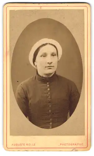 Fotografie Auguste Molle, Clermont-Ferrand, Portrait Dame im Kleid mit Hut