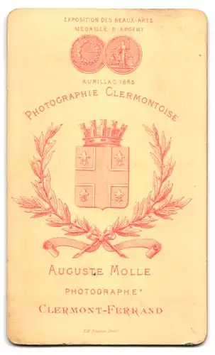 Fotografie Auguste Molle, Clermont-Ferrand, Portrait Dame im Kleid mit Hut