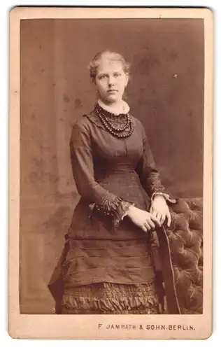 Fotografie F. Jamrath und Sohn, Berlin, Belle-Alliance-Str. 14, Portrait junge Dame im schwarzen Kleid mit Halskette
