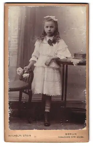 Fotografie Wilhelm Stein, Berlin, Chaussee Str. 65 /66, Kleines Mädchen in weissem Kleid an Tisch gelehnt