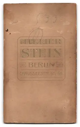 Fotografie Wilhelm Stein, Berlin, Chaussee Str. 65 /66, Kleines Mädchen in weissem Kleid an Tisch gelehnt