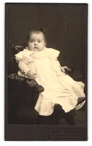 Fotografie Fritz Muschner, Mettmann, Bahnstr. 18, Kleinkind in weissem Kleid auf einem Stuhl