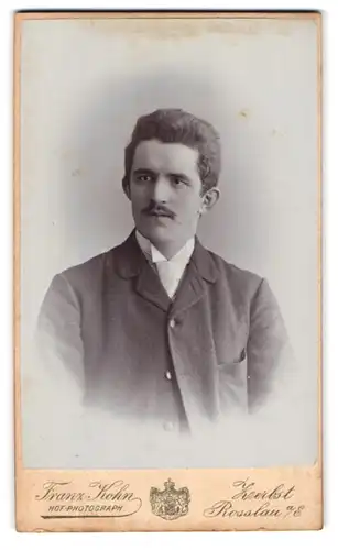 Fotografie Franz Kohn, Rosslau a. E., Junger Mann in Anzug mit Schnäuzer