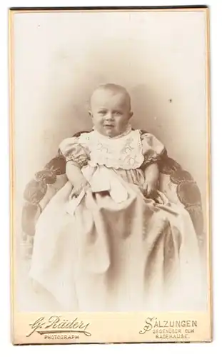 Fotografie G. Räders, Salzungen, Kleinkind in weissem Kleid auf einem Stuhl sitzend