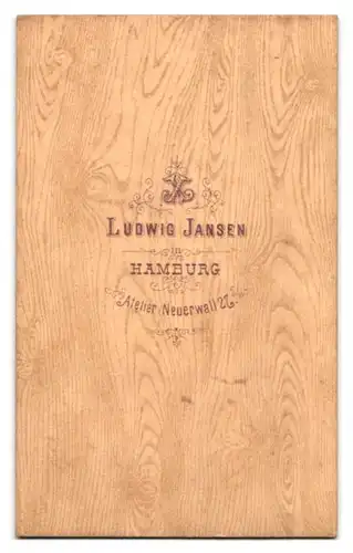 Fotografie Ludwig Jansen, Hamburg, Neuerwall 2, Älterer Mann mit Segelohren in eleganter Kleidung